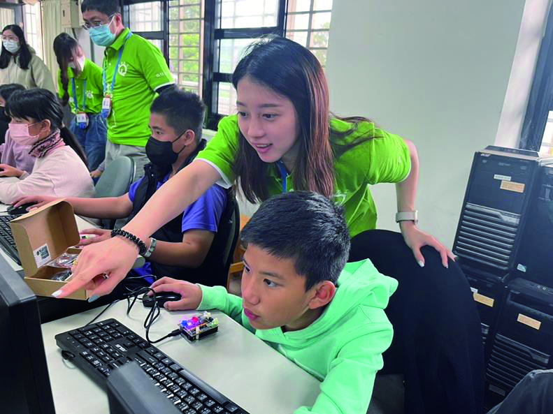 In 2023, Quanta volunteers assisted students in utilizing Qblock programming to control the RGB
                                    lights on Quno, allowing them to emit light.